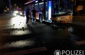 Polizeipräsidium Rheinpfalz: POL-PPRP: Zeugen dringend gesucht - Unfall zwischen Bus und Auto