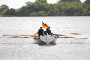 Deutsche Marine - Bilder der Woche: Der &quot;Alte&quot; lässt sich abpullen