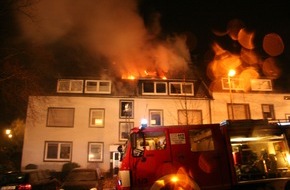 Feuerwehr Essen: FW-E: Dachstuhlbrand in Mehrfamilienhaus, drei Personen verletzt