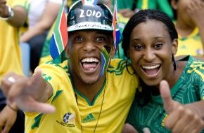 dpa Picture-Alliance GmbH: WM-Vorfreude: Authentische Fußball-Fans aus Südafrika bei der picture alliance