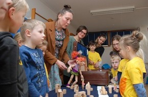 Polizeipräsidium Trier: POL-PPTR: Pia Donkel spielt "Nelli auf Abwegen" 
Die Puppenbühne der Polizei zu Gast in Birresborn