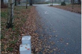 Polizeidirektion Bad Segeberg: POL-SE: Wedel - Unbekannte entsorgen Kanister mit Flüssigkeit - Polizei sucht Zeugen