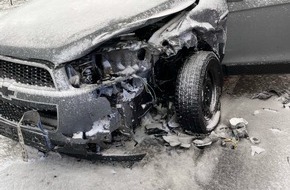 Kreispolizeibehörde Oberbergischer Kreis: POL-GM: Auf winterlicher Straße in den Gegenverkehr geschleudert