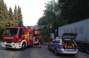 Freiwillige Feuerwehr Lage: FW Lage: Baum auf Wohnmobil und Straße