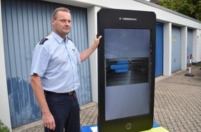 Polizei Paderborn: POL-PB: #PassAuf! - Große Handys warnen vor Ablenkung