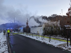 FW-AR: Einsatzkräfte bekämpfen Feuer in Freibad