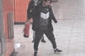 Polizei Bochum: POL-BO: Bochum / Feuerlöscher ins U-Bahn-Gleisbett geworfen! - Wer kennt diese beiden Männer?