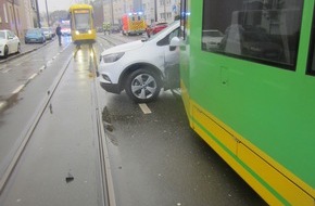 Feuerwehr Mülheim an der Ruhr: FW-MH: Verkehrsunfall zwischen PKW und Straßenbahn