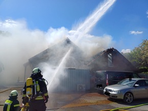 FW Horn-Bad Meinberg: Feuer greift auf Dachstuhl über und zerstört Wohngebäude - über 100 Einsatzkräfte mehrere Stunden im Einsatz