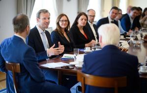 dpa Deutsche Presse-Agentur GmbH: Bundespr&auml;sident Steinmeier &uuml;ber Lokalzeitungen: "Ganz wichtiges St&uuml;ck Heimat" - Tag des Lokaljournalismus