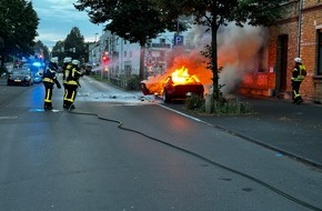 Freiwillige Feuerwehr Hennef: FW Hennef: PKW Brand; historisches Fahrzeug wird durch Feuer zerstört