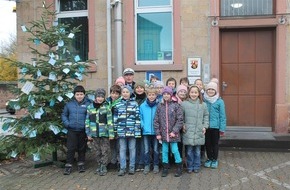 Polizeidirektion Neustadt/Weinstraße: POL-PDNW: PI Grünstadt - Schüler*innen der Dekan-Ernst-Schule schmücken Weihnachtsbaum vor Polizeidienststelle
