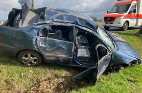 Polizeiinspektion Rotenburg: POL-ROW: Unfall zwischen Ostervesede und Fintel: Pkw kollidiert mit zwei B&auml;umen