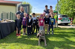 Hauptzollamt Gießen: HZA-GI: Zollhund Nabou zu Besuch im Kindergarten