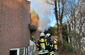 Feuerwehr R&ouml;srath: FW R&ouml;srath: Geb&auml;udebrand in Kleineichen: Feuerwehr R&ouml;srath im Gro&szlig;einsatz