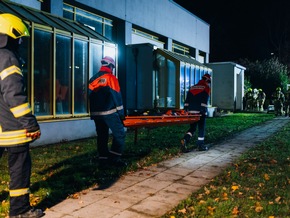 FW Wachtberg: Verunfallte Person und Brand in der Dusche. Ein Übungsabend im Berkumer Hallenbad