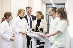 Klinikum Nürnberg: Pressemitteilung: Gesundheitsministerin Judith Gerlach tauscht sich am Klinikum Nürnberg mit Nachwuchs aus