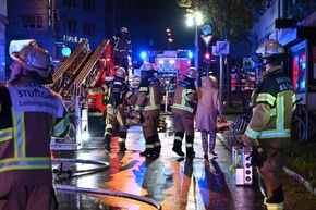 FW Stuttgart: 2. Alarm - Vollbrand einer Wohnung im 3. OG - 4 Bewohner über die Drehleiter gerettet - 6 Verletzte mit Rauchgasvergiftungen in Stuttgarter Kliniken eingeliefert