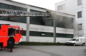 Feuerwehr Essen: FW-E: Feuer in ehemaliger Möbel-Produktionshalle, Mitarbeiter bei Löschversuch durch Rauchgas verletzt