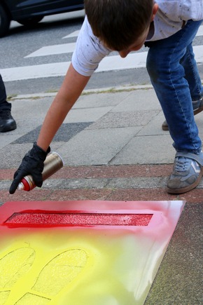 POL-Bremerhaven: Gelbe Füße weisen Grundschülern den sichersten Weg - Präventionsaktion der Polizei Bremerhaven