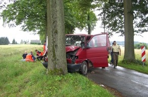 Polizeiinspektion Hameln-Pyrmont/Holzminden: POL-HOL: Kreisstraße 57 - Rumohrtal in Holzminden: Nach Fahrfehler am Baum gelandet - Zwei Schwerverletzte / 10.000,-- EUR Schaden -