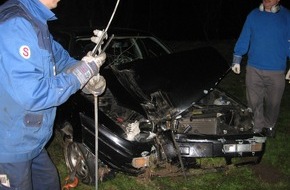 Polizeiinspektion Hildesheim: POL-HI: Alfeld (kna):Straßenbaum verhindert Sturz in die Leine