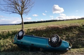 Polizeidirektion Bad Kreuznach: POL-PDKH: Verkehrsunfall mit überschlagenem PKW auf der K 32 bei Seibersbach - Fahrer vermutlich zu schnell unterwegs