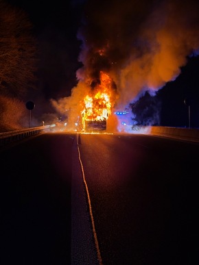 FW Ratingen: Feuerwehr auf der BAB 52 gefordert