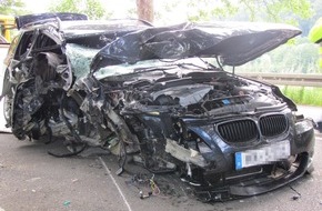 Polizeiinspektion Hameln-Pyrmont/Holzminden: POL-HM: Pressemitteilung der Polizeistation Aerzen: Pkw prallt gegen Baum - Fahrerin verletzt ins Klinikum