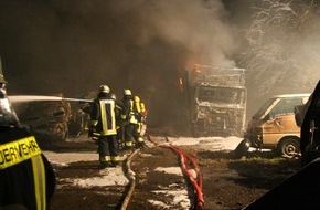 Feuerwehr Essen: FW-E: Feuer auf Schrottplatz, Feuerwehren aus Oberhausen und Essen löschen gemeinsam