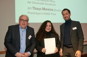 Universität Osnabrück: Uni Osnabrück: Thays Moreira erhält den DAAD-Preis für internationale Studierende 2023