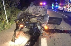 Kreispolizeibehörde Herford: POL-HF: Verkehrsunfall mit drei Verletzten - Pkw überschlägt sich