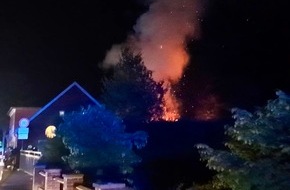 Kreisfeuerwehr Oldenburg: FW-OLL: Brand einer Garage in Huntlosen - &Uuml;bergreifen auf Mehrfamilienhaus verhindert