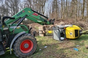 Feuerwehr Essen: FW-E: Person unter Radlader eingeklemmt und schwer verletzt. Rettungshubschrauber im Einsatz.