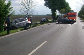 Polizei Düren: POL-DN: Erheblicher Sachschaden und Verletzte bei Verkehrsunfall auf der B 264