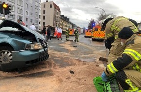 Feuerwehr Bremerhaven: FW Bremerhaven: Notarzteinsatzfahrzeug auf der Einsatzfahrt verunfallt
