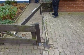 Polizeiinspektion Nienburg / Schaumburg: POL-NI: In Zaun gefahren und geflüchtet - Polizei sucht Zeugen -Bild im Download-