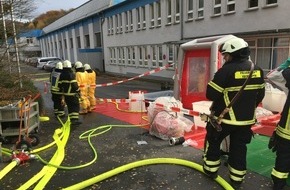 Feuerwehr Iserlohn: FW-MK: Chemische Reaktion bei metallverarbeitenden Betrieb +++Update+++