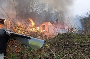 Feuerwehr Mülheim an der Ruhr: FW-MH: Vollbrand eines Einfamilienhauses in Mülheim-Saarn