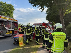FW-AUR: Fahrerin nach Kollision mit Baum aus PKW geschnitten