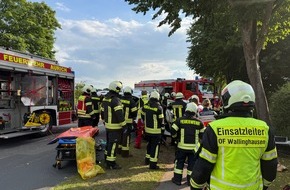 Freiwillige Feuerwehr Aurich: FW-AUR: Fahrerin nach Kollision mit Baum aus PKW geschnitten