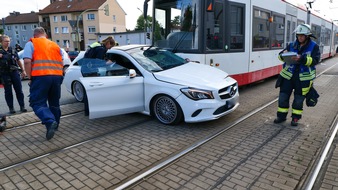 FW-DO: Verkehrsunfall zwischen Straßenbahn und PKW auf dem Wambeler Hellweg - eine Person schwer verletzt