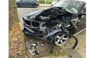 Polizei Mettmann: POL-ME: BMW X1 kollidiert mit Baum - Polizei bittet um Hinweise - Heiligenhaus - 2404052