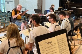 Deutscher Musikrat gGmbH: Bundesjazzorchester unter der Leitung von Michael Gibbs bei Young Euro Classic im Konzerthaus Berlin