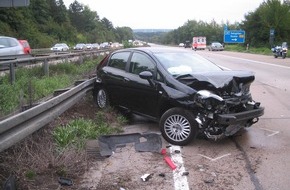 Polizeiinspektion Hildesheim: POL-HI: Schwerer Unfall auf der BAB 7 mit vier beteiligten Fahrzeugen und einem Sattelzug