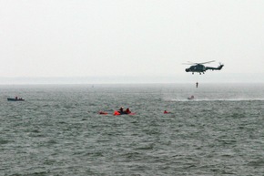 Deutsche Marine - Pressemeldung: Überlebenstraining in der &quot;Pilotenwaschmaschine&quot; - Seit 40 Jahren bildet Nordholzer Marinefliegergeschwader Luftfahrzeugbesatzungen aus