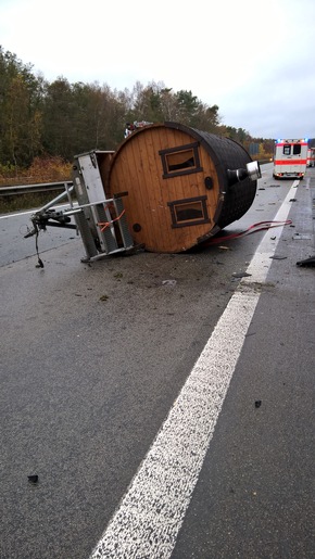 Polizeidirektion Kaiserslautern: POL-PDKL: Überholvorgang führt zu vier leicht verletzten Personen und hohem Sachschaden. Die A 62 musste für eineinhalb Stunden gesperrt werden.