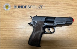 Bundespolizeidirektion Sankt Augustin: BPOL NRW: "Ich habe keine Maske, aber eine Knarre!": Bundespolizei stellt Jugendlichen nach Bedrohung