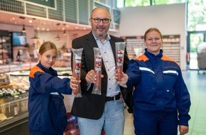Landesfeuerwehrverband Schleswig-Holstein: FW-LFVSH: Die Feuerwehr-Salami ist zur&uuml;ck: EDEKA Nordwest unterst&uuml;tzt den Feuerwehrnachwuchs