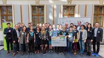 co2online gGmbH: Schule aus Sachsen ist Bundessieger im Klimaschutz / Christliche Schule Dresden gewinnt ersten Preis beim Energiesparmeister-Wettbewerb / Bundesumweltministerin Barbara Hendricks prämiert Gewinner